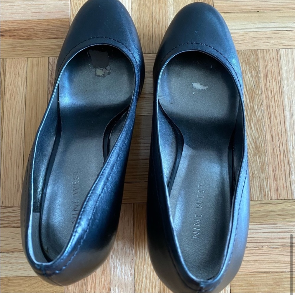 Nine West Women’s shoes
Size 9
Minor damage inside the sole only.. - Picture 6 of 10